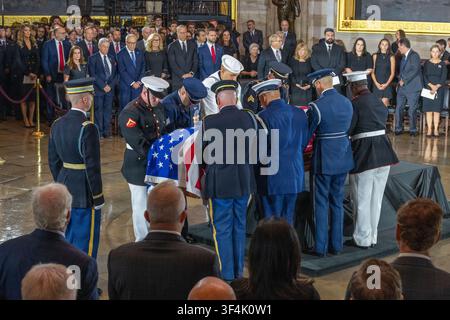 I resti del senatore Lindsey Graham vengono portati da una squadra di portatori del corpo delle forze armate nella Rotonda del Campidoglio degli Stati Uniti a Washington, D.C., il 28 luglio 2026, come parte delle sue procedure funebri, Lindsey Graham essendo un senatore degli Stati Uniti. Foto Stock