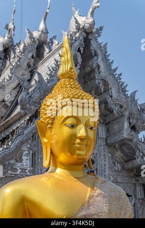 Chiang Mai, Thailandia-10 febbraio 2026; Primo piano di una statua di Buddha al Wat Sri Suphan conosciuta come il Tempio d'Argento mostra la meticolosa lavorazione manuale me Foto Stock