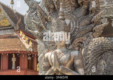 Chiang Mai, Thailandia-10 febbraio 2026; Primo piano di una statua al Wat Sri Suphan noto come il Tempio d'Argento che mostra la lavorazione del metallo degli artigiani locali Lanna. Foto Stock