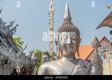 Chiang Mai, Thailandia-10 febbraio 2026; Primo piano di una statua di Buddha al Wat Sri Suphan conosciuta come il Tempio d'Argento mostra la meticolosa lavorazione manuale me Foto Stock