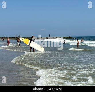 Asbury Park, New Jersey, USA - 26 luglio 2026: Surfisti e bagnanti si godono la riva alla spiaggia di Asbury Park nel New Jersey. Foto Stock
