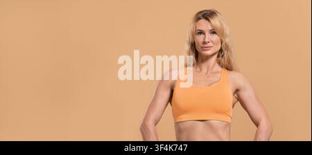 Bella donna adulta e allenamento per la cura del corpo Foto Stock