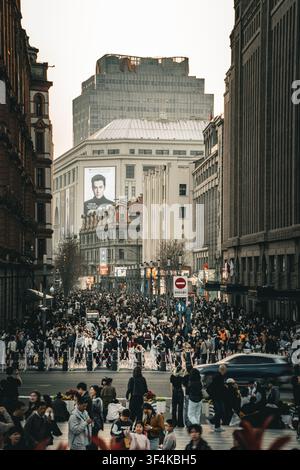 Folli che riempiono la strada pedonale di Nanjing Road in un pomeriggio affollato, Shanghai, Cina Foto Stock