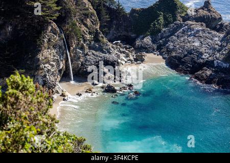 McWay Falls lungo la costa di Big Sur Foto Stock