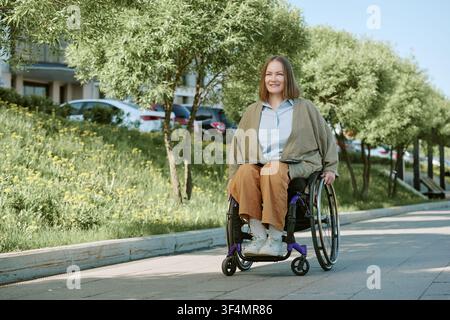 Ritratto di una giovane donna adulta con disabilità che si muove all'aperto Foto Stock