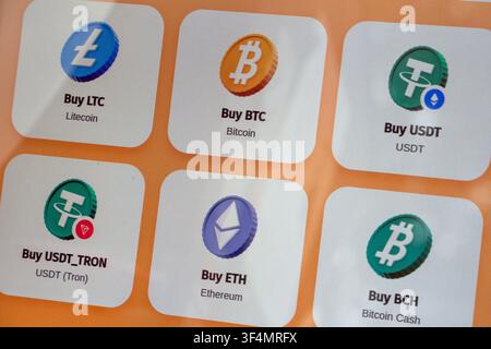 Le icone delle criptovalute sono visualizzate su un bancomat a Tbilisi, Georgia. Il Senato degli Stati Uniti ha rinviato il Clarity Act per ora per concentrarsi su altre priorità Foto Stock