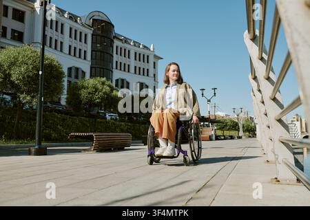 Giovane donna adulta con disabilità che naviga un percorso sul lungomare Foto Stock