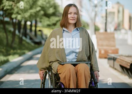 Ritratto di una giovane donna con disabilità con laptop all'aperto Foto Stock