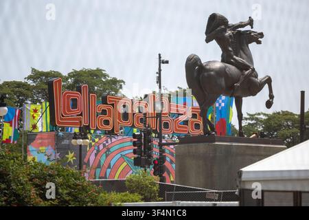 Chicago, Stati Uniti. 29 luglio 2026. L’ingresso orientale del festival musicale Lollapalooza, con il grande cartello logo in stile neon del festival e una statua equestre in bronzo in primo piano, è visibile al Grant Park di Chicago il 28 luglio 2026. Il festival musicale annuale di quattro giorni doveva aprire i battenti il 31 luglio 2026 al Grant Park, due giorni dopo che questa immagine è stata scattata. (Foto di Arthur Maiorella/Chicago Tribune/TNS/Sipa USA) Credit: Sipa USA/Alamy Live News Foto Stock