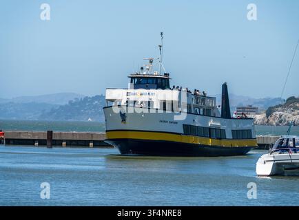 San Francisco, CA - 15 luglio 2026: Un traghetto turistico di Blue and Gold Fleet si dirige verso il Pier 39, trasportando passeggeri attraverso le acque della baia. Foto Stock