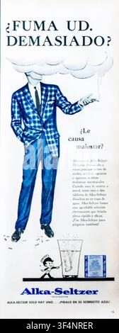 Una pubblicità spagnola del 1957 per le compresse antiacide Alka-Seltzer. L'illustrazione mostra un uomo vestito in modo elegante con una giacca a quadri blu che tiene una sigaretta, la sua testa sostituita da una nuvola di fumo circondata da mozziconi di sigaretta sul pavimento. In basso, il mascotte Speedy Alka-Seltzer indica una compressa effervescente che si scioglie in un bicchiere d'acqua accanto alla confezione blu. Il testo spagnolo promuove il sollievo dall'acidità dello stomaco causata dal fumo eccessivo. Pubblicato nel 1957, riflette il marketing medico di metà secolo. Foto Stock