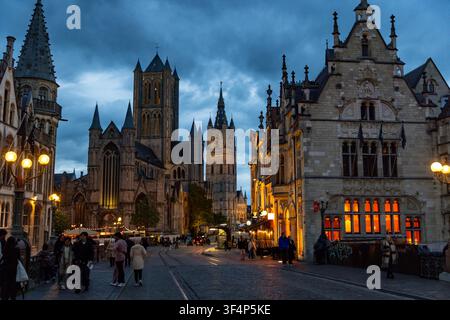 Il centro storico medievale di Gand, Belgio, il 16 maggio 2026, offre una vista della chiesa di San Nicola e del campanile come appaiono viste da Saint Michaels B Foto Stock