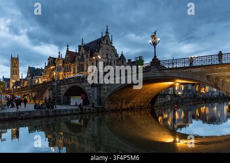 Il centro storico medievale di Gand, in Belgio, il 16 maggio 2026, offre una vista del ponte di San Michele sul fiume Leie. Foto Stock