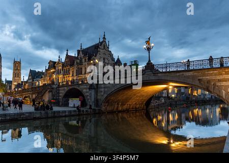 Il centro storico medievale di Gand, in Belgio, il 16 maggio 2026, offre una vista del ponte di San Michele sul fiume Leie. Foto Stock