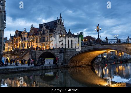 Il centro storico medievale di Gand, in Belgio, il 16 maggio 2026, offre una vista del ponte di San Michele sul fiume Leie. Foto Stock