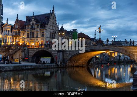 Il centro storico medievale di Gand, in Belgio, il 16 maggio 2026, offre una vista del ponte di San Michele sul fiume Leie. Foto Stock