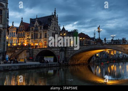 Il centro storico medievale di Gand, in Belgio, il 16 maggio 2026, offre una vista del ponte di San Michele sul fiume Leie. Foto Stock