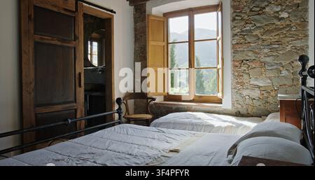 Camera da letto rustica in fattoria con vista sulle colline toscane in Italia Foto Stock