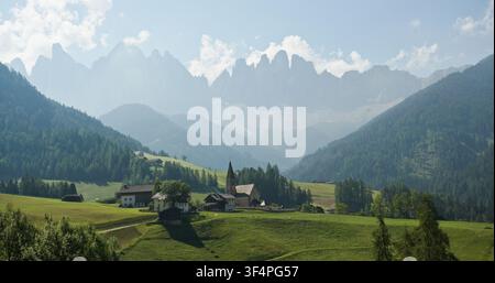Villaggio di Santa Maddalena in Val di Funes, Alpi dolomiti Foto Stock