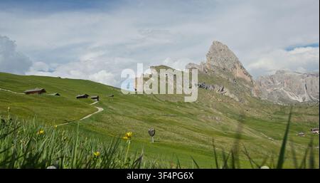 Paesaggio montano del Seceda con rifugi alpini e prato Foto Stock