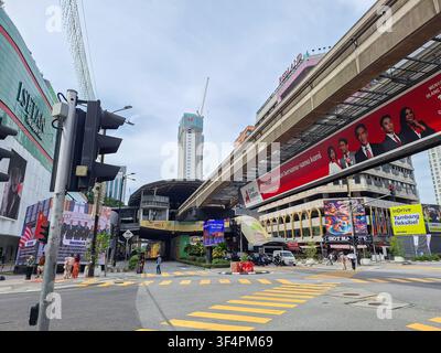 Una vivace vista stradale dell'incrocio di Bukit Bintang con il centro commerciale Lot 10, una monorail sopraelevata Foto Stock