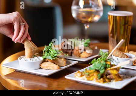 Deliziose antipasti serviti in un ambiente accogliente di ristorante Foto Stock
