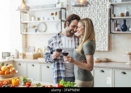 Giovane coppia felice che cucina insieme in una cucina moderna, concetto di cucina Foto Stock