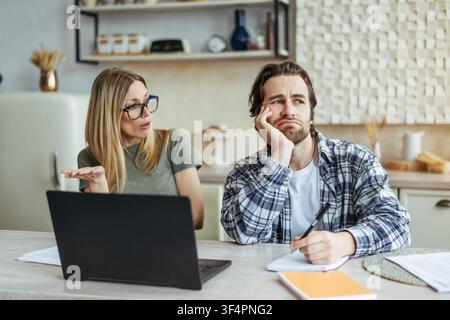 Uomo frustrato che ascolta una donna discutere in ufficio, concetto aziendale Foto Stock