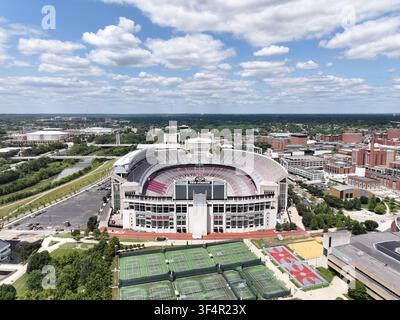 Columbus, Ohio, Stati Uniti - 23 luglio 2026: Veduta aerea dello Ohio Stadium dell’Ohio State University, circondato da edifici del campus, campi da tennis, Foto Stock