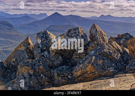 Picchi affilati di roccia di dolerite ricoperti di licheni imitano le catene montuose lontane dalla vetta del Monte Rufus, lago St Clair, Tasmania, Australia Foto Stock