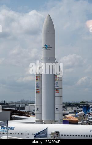 Parigi, Francia - 14 giu 25: Modello in grande scala del razzo Ariane con loghi ESA e CNES esposto al Bourget di Parigi in Francia. Foto Stock