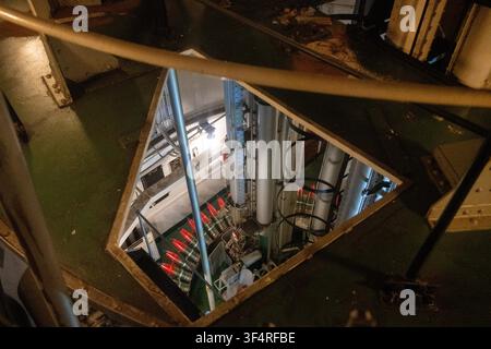 Londra, Regno Unito - 24 giu 25: Vista dall’alto nell’area di manipolazione delle munizioni a bordo della nave-museo HMS Belfast a Londra, Inghilterra. Foto Stock