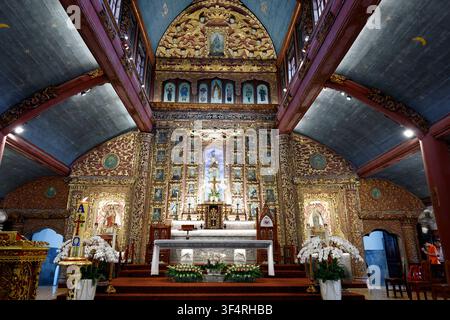 Cattedrale di Phat Diem. L'interno della cattedrale presenta un altare riccamente decorato con dorature e icone. L'architettura unica fonde locale e Foto Stock