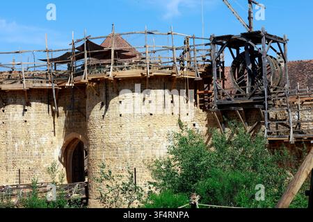 Il cantiere medievale del castello di Guédelon, attualmente in costruzione, mette in mostra l’ingegnosità delle tecniche antiche con il suo impalcatura di legno Foto Stock