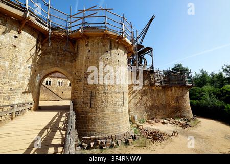 Cantiere medievale al castello di Guédelon, con impalcatura, Treigny, Francia. Foto Stock