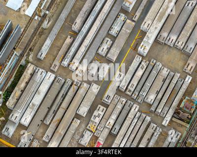 Vista aerea di elementi in cemento precompresso immagazzinati in un cortile industriale in Polonia. Foto Stock