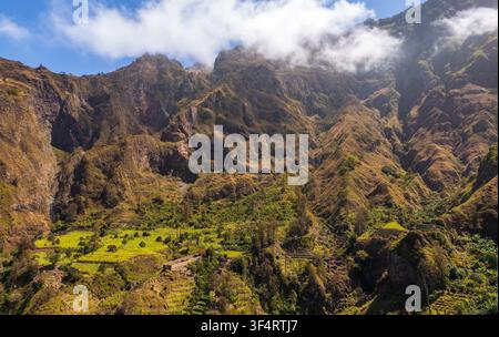 Vista aerea dei rigogliosi campi terrazzati e delle ripide pendici rocciose della Trilha do Vale do Paul a Faja de Cima, Paul, Capo Verde. Foto Stock