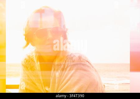 Immagine composita di una donna con occhiali da sole che guarda di lato Foto Stock