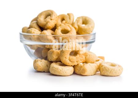 Un primo piano di una pila di taralli dorati, tradizionali cracker italiani a forma di anello, fotografati su sfondo bianco. Spuntino croccante e saporito perfetto per Ap Foto Stock