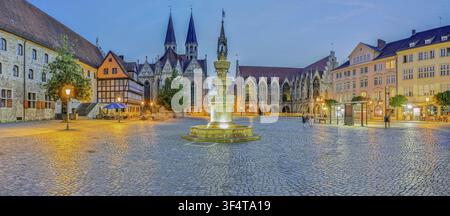 Antico mercato che illumina il panorama di Braunschweig, Germania Foto Stock