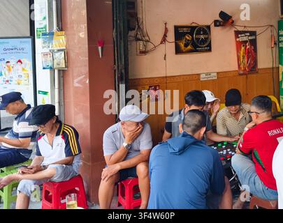 Da Nang, Vietnam, gruppo di uomini riuniti a giocare a Xiangqi (scacchi cinesi), classico e popolare gioco strategico da tavolo. Foto Stock