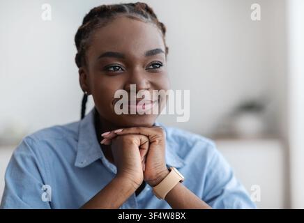Primo piano Ritratto di giovane donna Nera sognante con trecce guardando Via Foto Stock