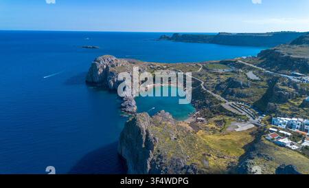 Veduta aerea della baia a forma di cuore di Saint Paul e della laguna turchese sull'isola di Rodi in Grecia Foto Stock