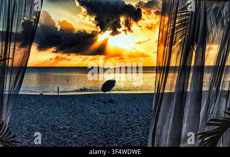 Tramonto su Seven Mile Beach a Grand Cayman Foto Stock