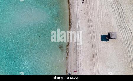 Vista aerea dall'alto del mare turchese e della spiaggia sabbiosa di Ilica a Çeşme Izmir, Turchia Foto Stock