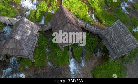 Vista aerea dei mulini ad acqua storici in legno di Pliva sulle cascate a Jajce, Bosnia-Erzegovina Foto Stock