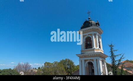 Campanile della storica Chiesa della Santa Madre di Dio nella Città Vecchia di Plovdiv in Bulgaria Foto Stock