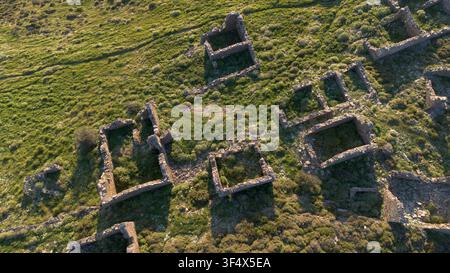 Vista aerea delle rovine della casa in pietra abbandonata del villaggio fantasma di Sazak a Karaburun Izmir, Turchia Foto Stock