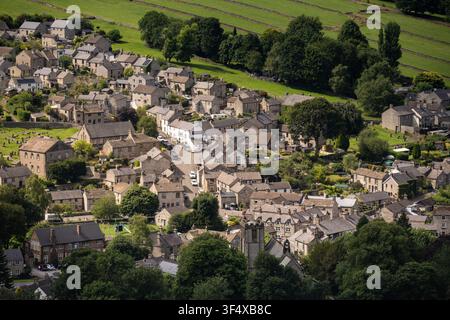 Una vista dettagliata ad angolo elevato che guarda verso il gruppo di case in pietra e il campanile della chiesa nel centro del villaggio di Bradwell, nel Peak District, in Inghilterra Foto Stock