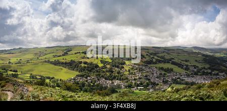 Un panorama ad angolo alto da Bradwell Edge rivela la vasta e pittoresca valle verde, i campi a chiazze e il villaggio sotto un cielo drammatico Foto Stock